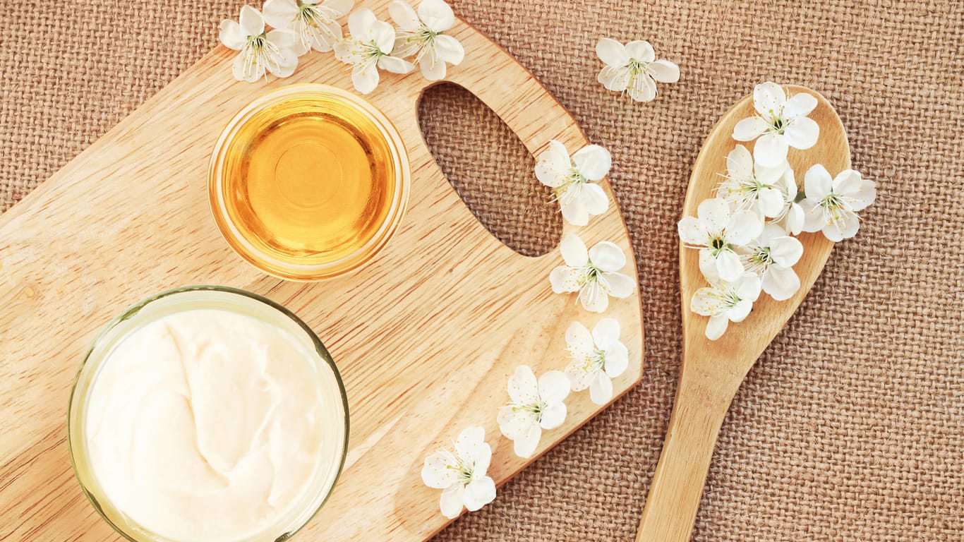 Honig und Joghurt: Aus diesen beiden Lebensmitteln können Sie ganz einfach eine pflegende Gesichtsmaske herstellen.