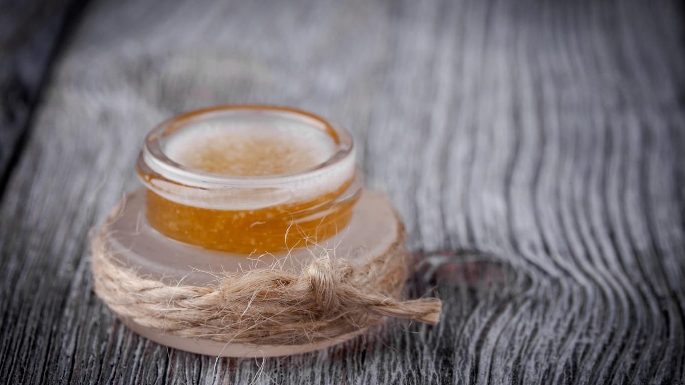 Lippenpeeling: Aus Zucker, Honig und Kokosnussöl lässt sich ein Peeling für die Lippen herstellen.
