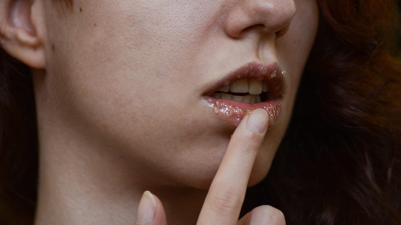 Lippenpeeling: Mit dem selbst gemischten Pflegeprodukt lassen sich abgestorbene Hautschüppchen entfernen.