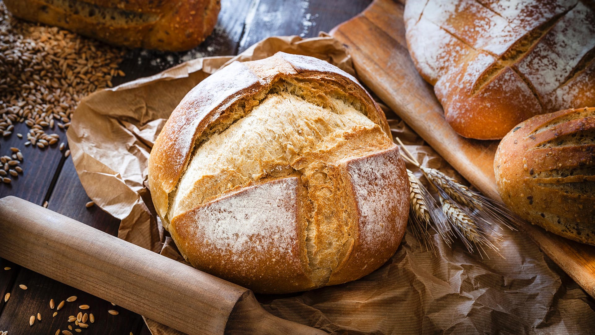 Brot: Ob Sie das Gebäck selbst kneten oder mit einem Backautomaten, beeinflusst für gewöhnlich den Backerfolg nicht.