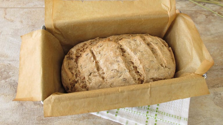 Brot: Sie können das Gebäck in einer Form zubereiten, wenn es ein eher weicher, klebriger Teig ist.