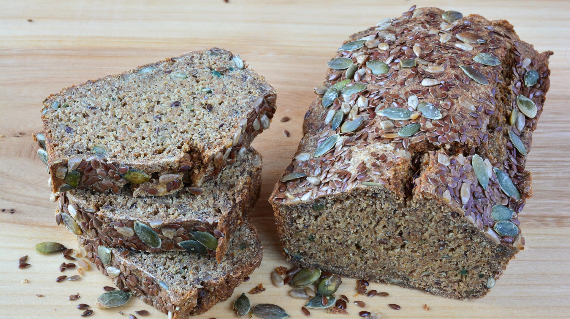 Brot: Wenn Sie den Teig kneten, können Sie auch Zugaben wie Kerne und Rosinen einarbeiten.