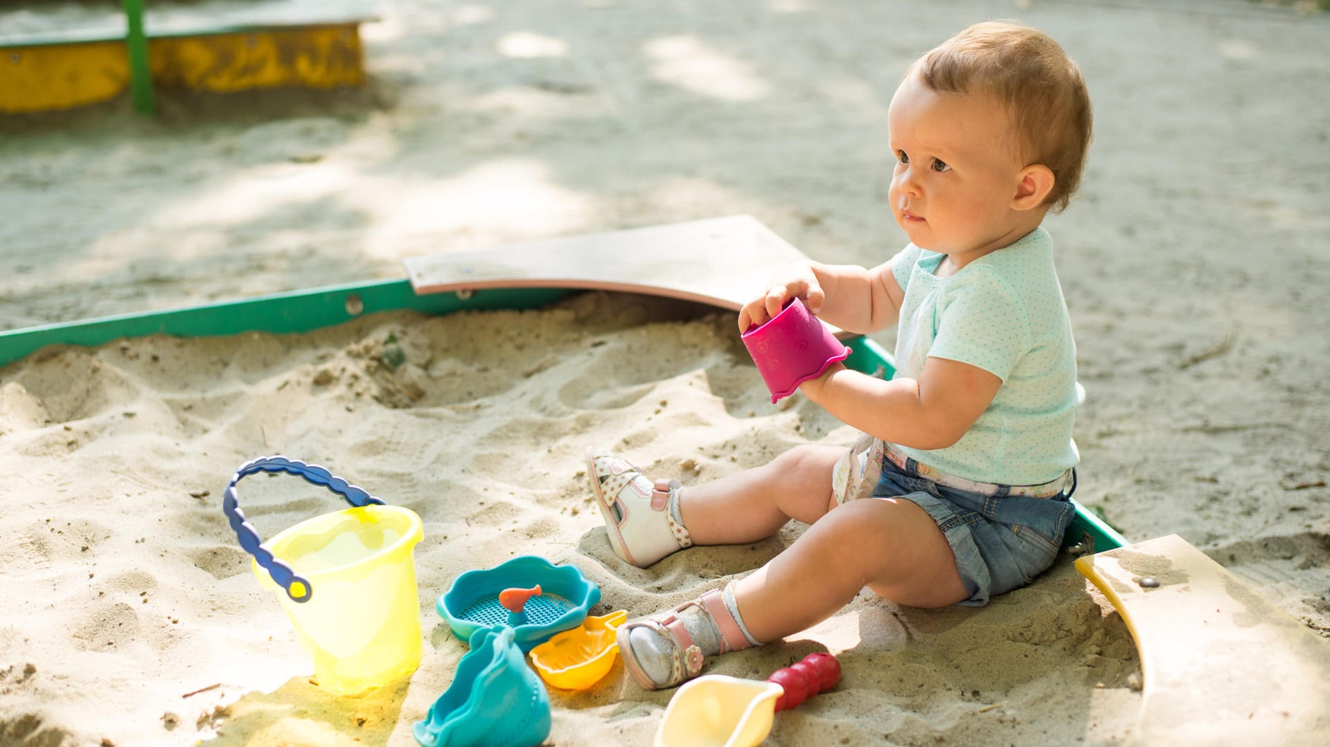 Sandkasten: Ist der Sand zu feucht, können sich Bakterien darin vermehren.