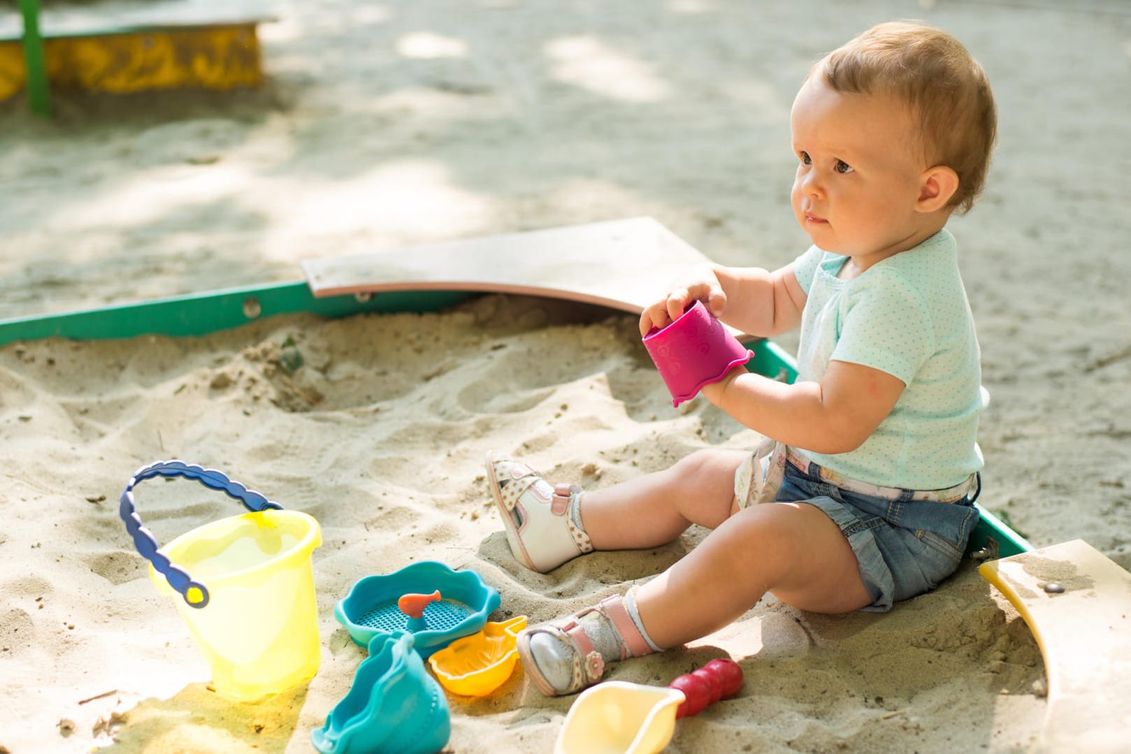 Sandkasten: Ist der Sand zu feucht, können sich Bakterien darin vermehren.