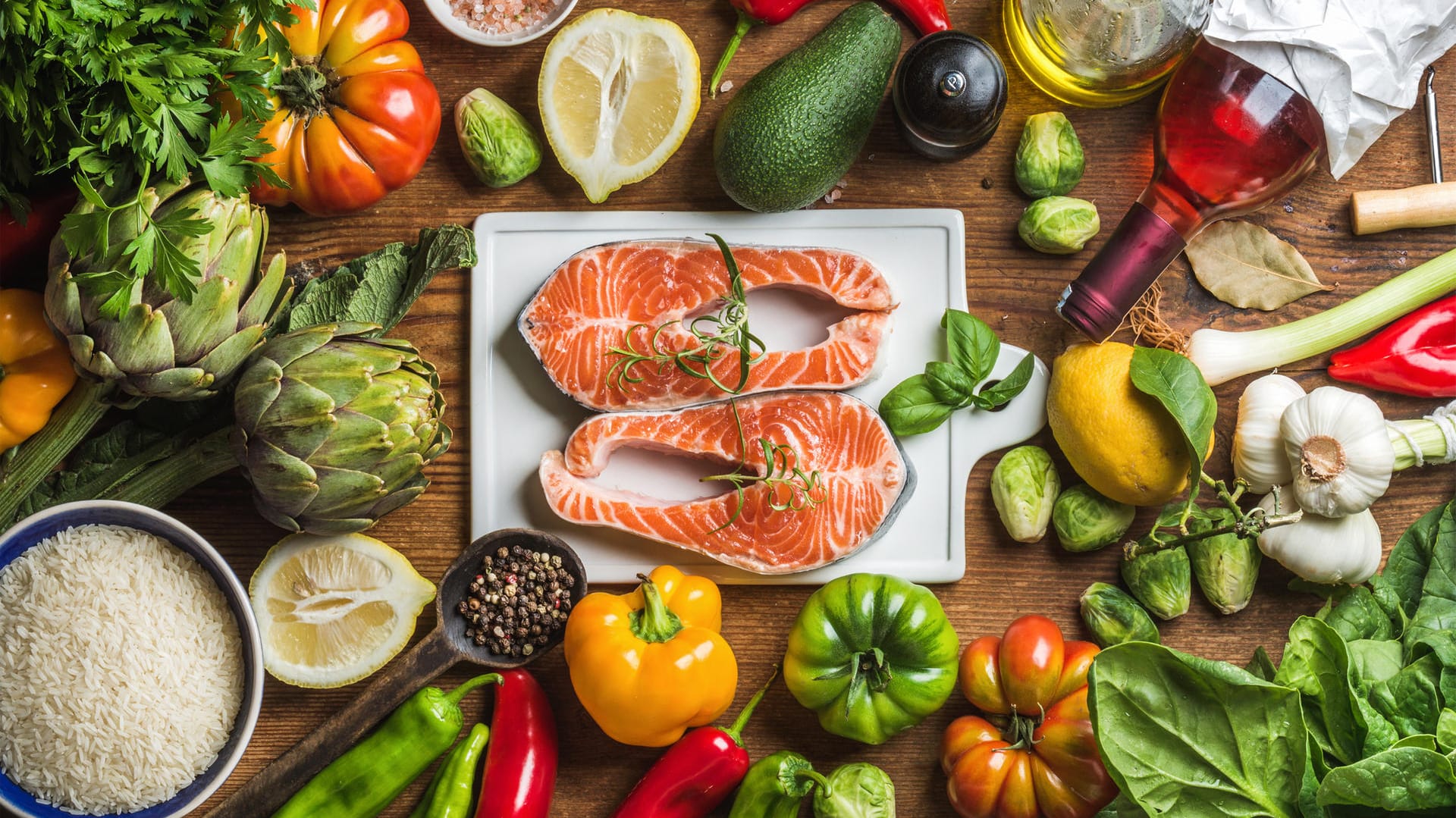 Menschen mit Multipler Sklerose profitieren von einer vitamin- und ballaststoffreichen Ernährung mit wenig Fleisch und viel Fisch.