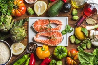 Menschen mit Multipler Sklerose profitieren von einer vitamin- und ballaststoffreichen Ernährung mit wenig Fleisch und viel Fisch.