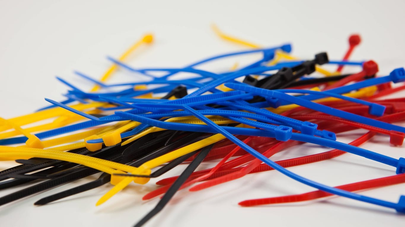 Kabelbinder: Die kleinen Ordnungshelfer gibt es in verschiedenen Farben, Längen und Breiten.