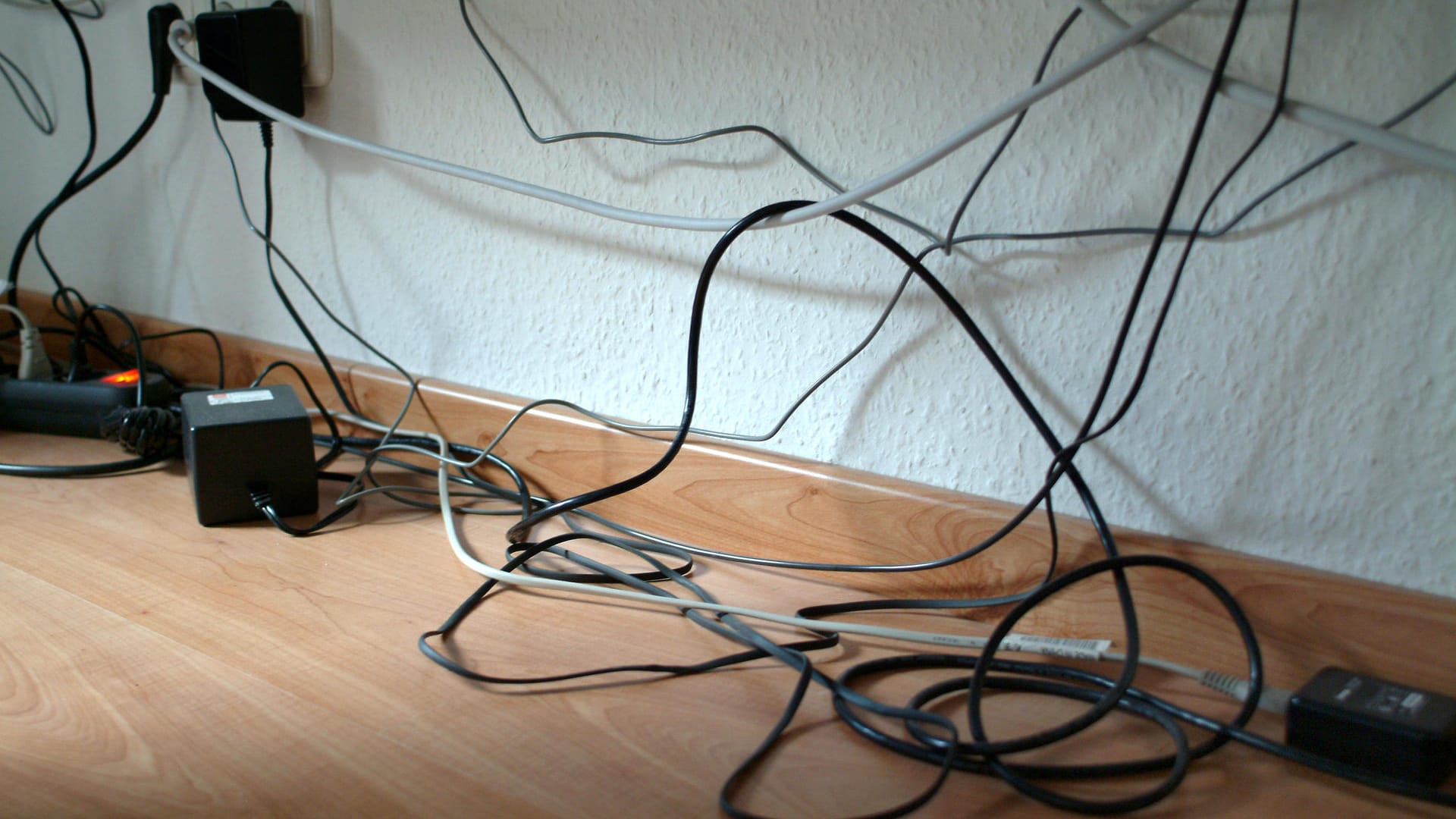 Kabelsalat: Mit einfachen Tricks bekommen Sie das Kabel-Wirrwarr in den Griff.