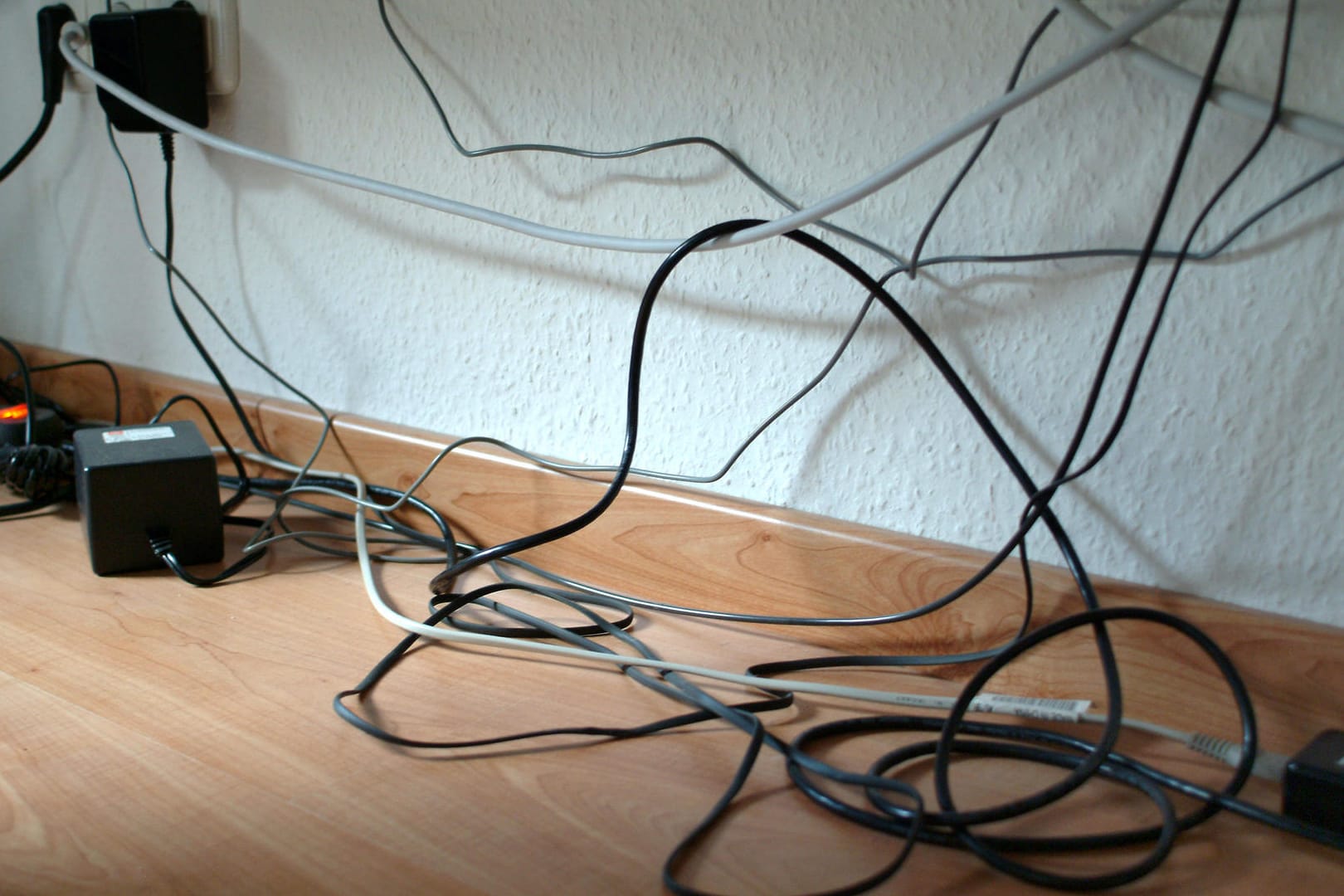 Kabelsalat: Mit einfachen Tricks bekommen Sie das Kabel-Wirrwarr in den Griff.