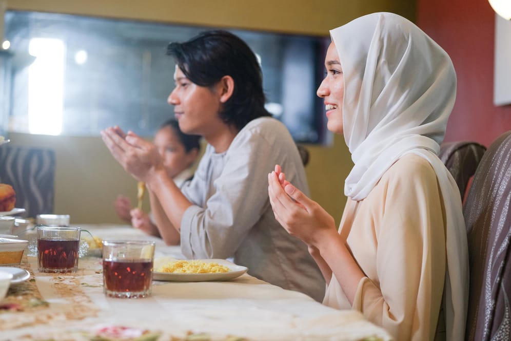 Fastenbrechen: Während des Ramadans wird zwar tagsüber weder gegessen noch getrunken, dafür jedoch nach Sonnenuntergang eine Mahlzeit mit der ganzen Familie eingenommen.