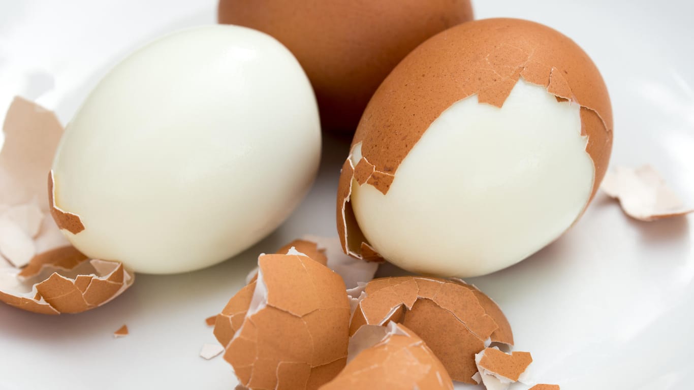 Gekochte Eier: Ob sich das Ei leicht schälen lässt, hängt auch von seinem Alter ab.