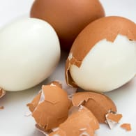 Gekochte Eier: Ob sich das Ei leicht schälen lässt, hängt auch von seinem Alter ab.