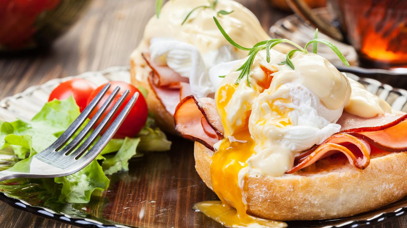 Eggs Benedict mit Schinken: Das Frühstück eignet sich ausgezeichnet für einen ausgedehnten Brunch.