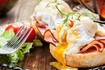 Eggs Benedict mit Schinken: Das Frühstück eignet sich ausgezeichnet für einen ausgedehnten Brunch.