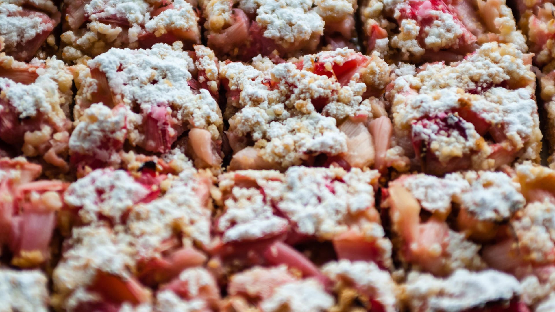 Rhabarberkuchen mit Streusel: Kleben die Streusel zu sehr zusammen, können Sie etwas Mehl darüber geben und in der Schüssel durchschütteln.