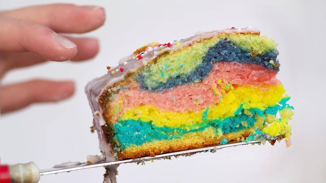 Regenbogenkuchen: Die bunten Schichten des Kuchens sind ein echter Hingucker. Sie können den Kuchen auch mit Zuckerguss und bunten Streuseln garnieren.