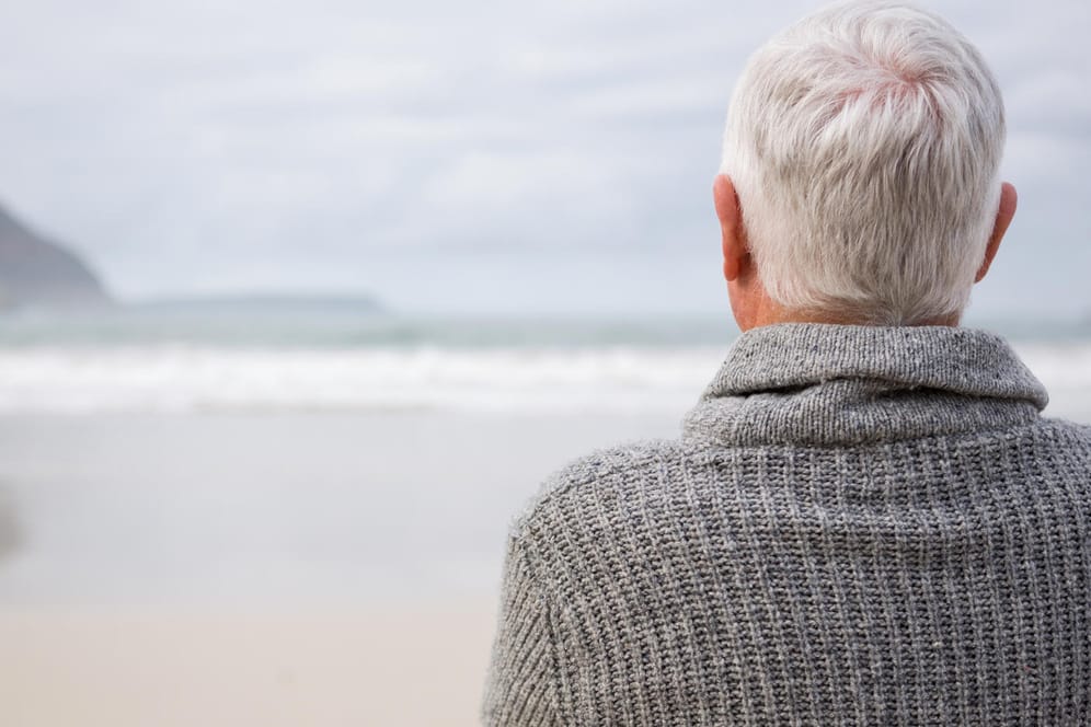 Ein älterer Mann schaut in die Ferne: Bei vielen MS-Kranken sind die Symptome äußerlich nicht erkennbar. Dennoch sind die Betroffenen in ihrem Alltag oft stark eingeschränkt.