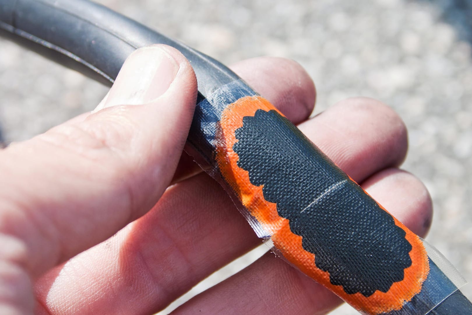 Fahrradschlauch: Mit einem Flicken lassen sich Löcher und Risse schnell reparieren.