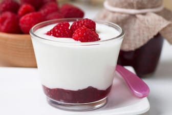Skyr mit Früchten: Das isländische Milchprodukt ist geschmacklich eine Mischung aus Joghurt und Quark.