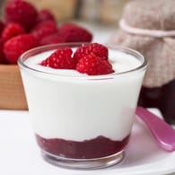 Skyr mit Früchten: Das isländische Milchprodukt ist geschmacklich eine Mischung aus Joghurt und Quark.
