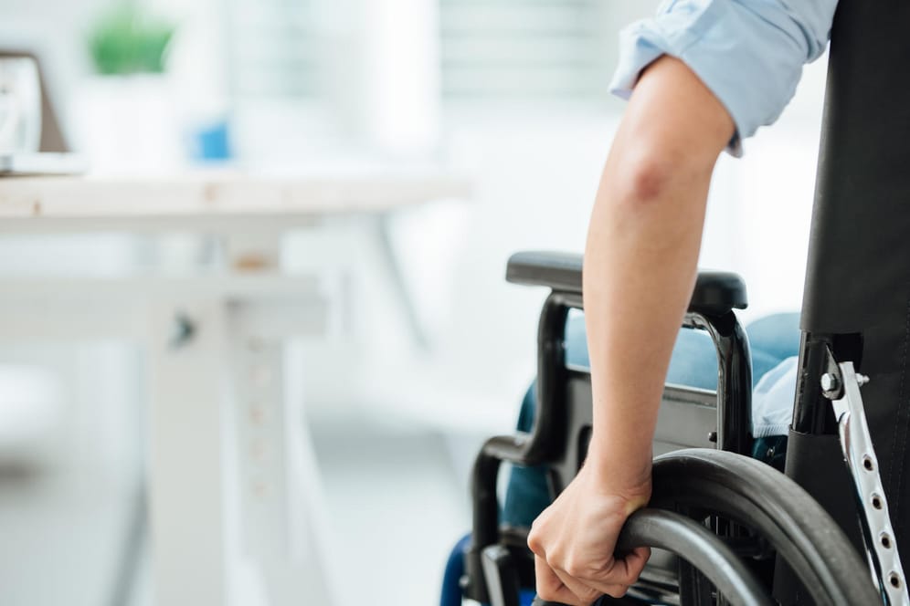 Eine Frau im Rollstuhl: Ein schwerer Verlauf kann bei Multipler Sklerose zu starken Einschränkungen der Gehfähigkeit führen. Das bedeutet jedoch nicht zwangsläufig ein Leben im Rollstuhl.