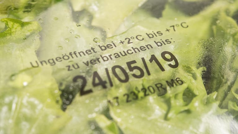 Verbrauchsdatum: Es befindet sich zum Beispiel auf Salatpackungen.