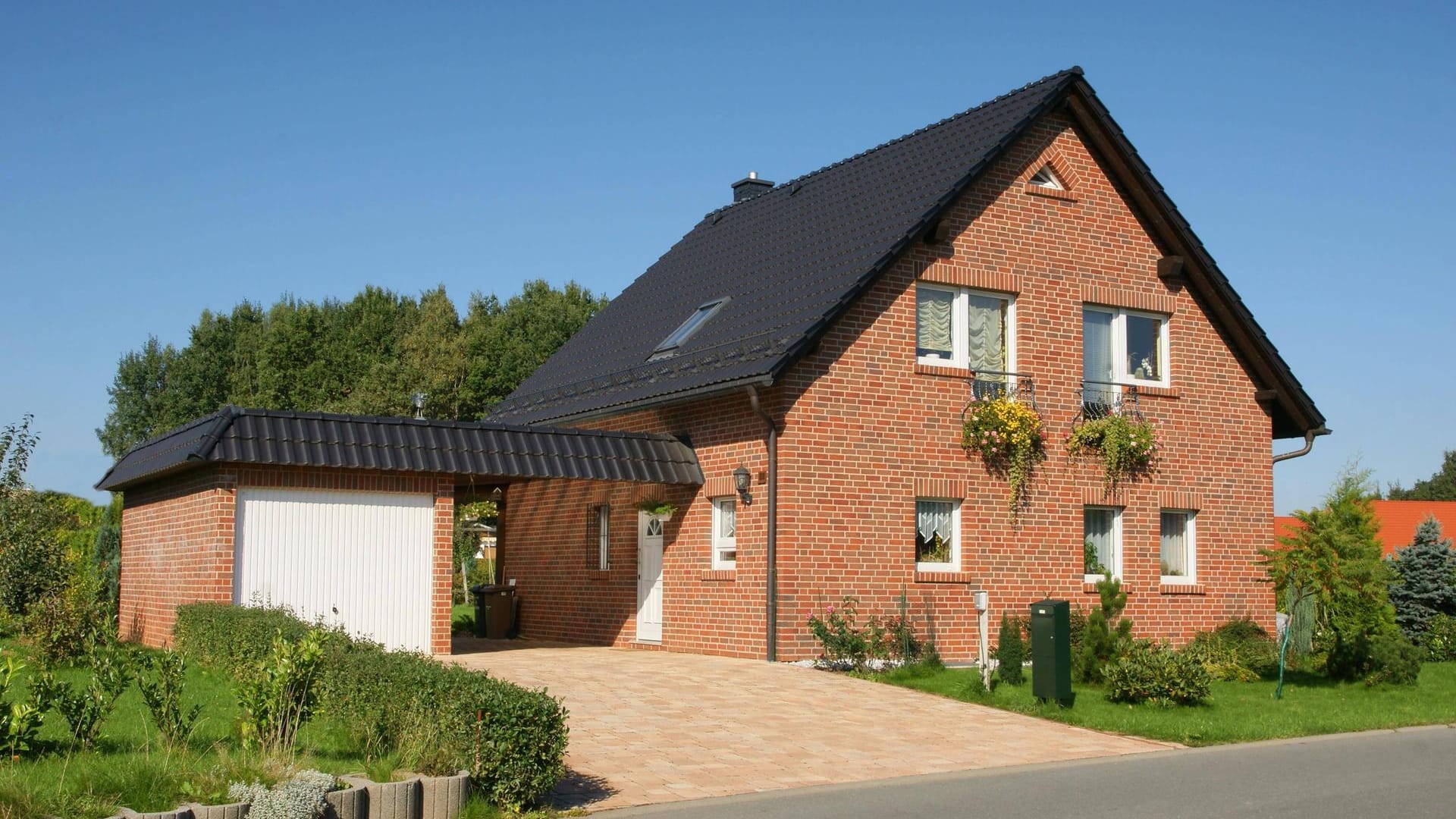 Unterstellplatz: Sowohl ein Carport als auch eine Garage bieten Vor- und Nachteile. Wer ausreichend Platz hat, sollte beides in Erwägung ziehen.