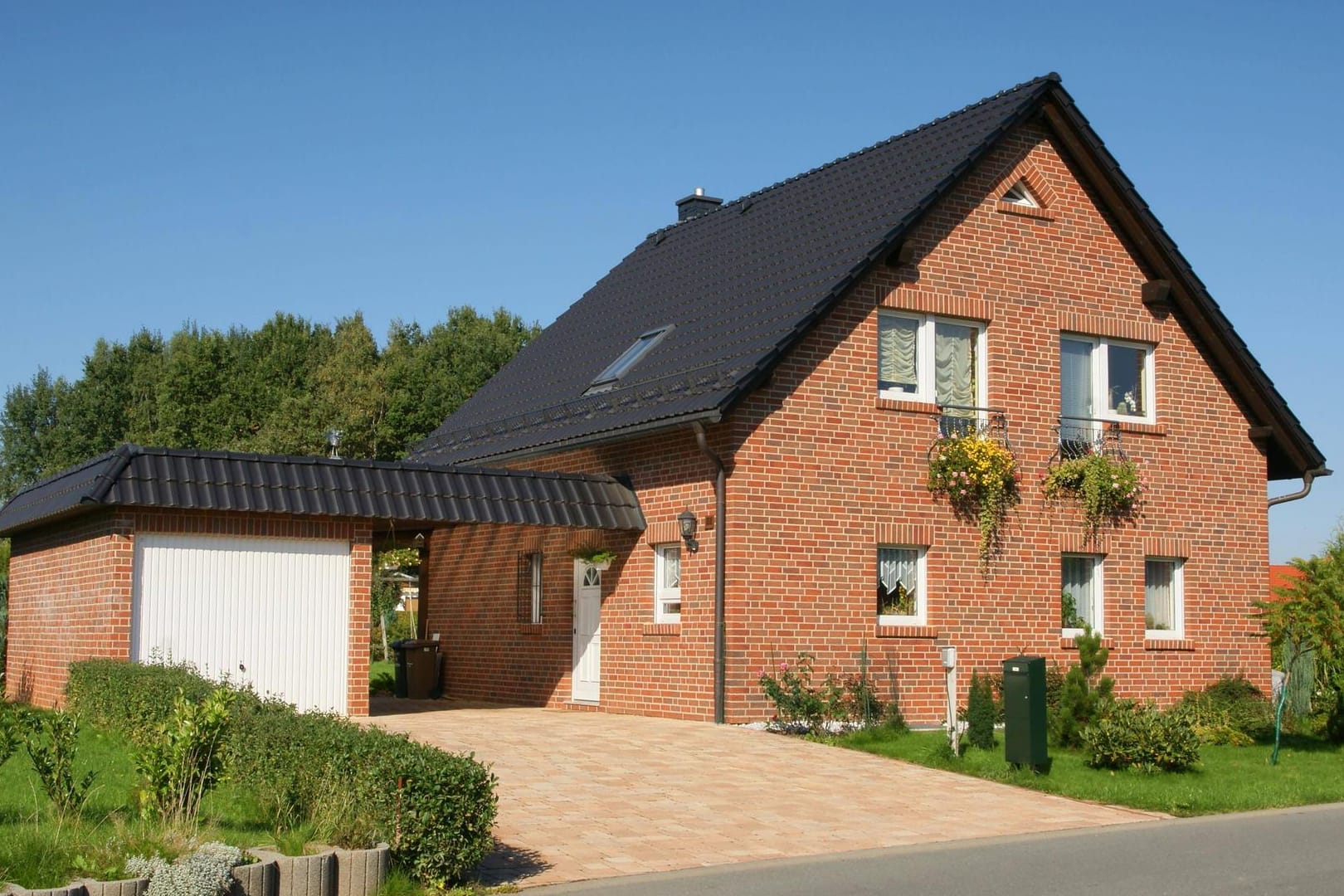 Unterstellplatz: Sowohl ein Carport als auch eine Garage bieten Vor- und Nachteile. Wer ausreichend Platz hat, sollte beides in Erwägung ziehen.