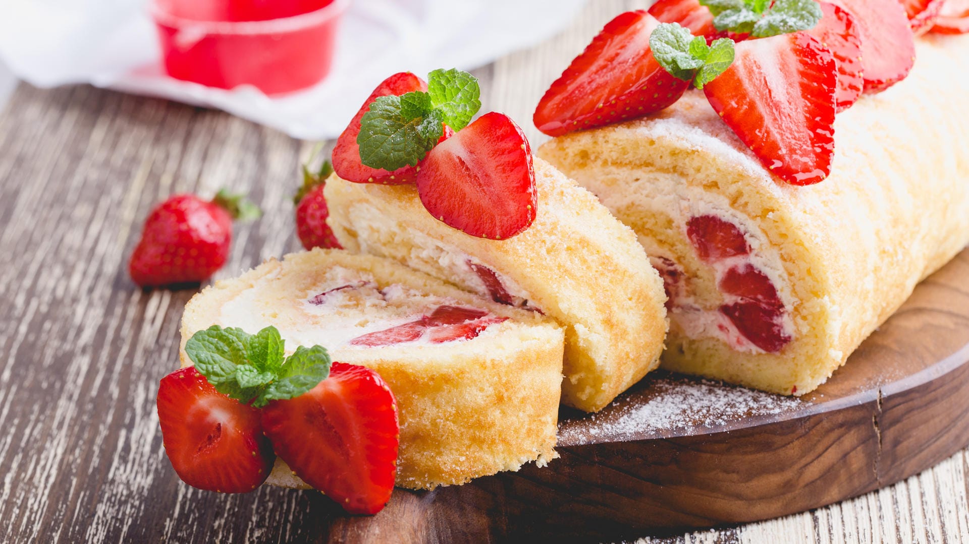 Biskuitroulade: Im Sommer kann das Rezept mit Beeren ergänzt werden.