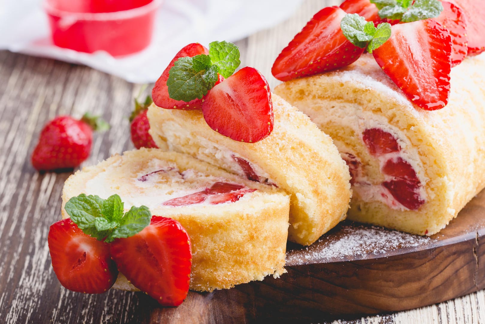 Biskuitroulade: Im Sommer kann das Rezept mit Beeren ergänzt werden.