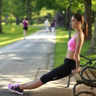 Training auf der Parkbank: Achten Sie vor dem Beginn der Übungen darauf, ob die Sitzgelegenheit belastbar ist.