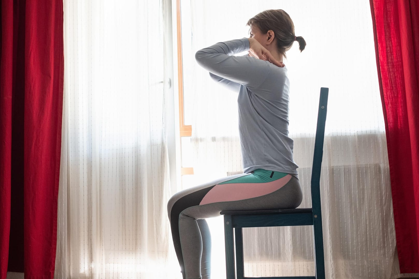 Übungen auf einem Stuhl: Das Möbelstück ist ideal dazu geeinigt, ihr Training zu intensivieren.