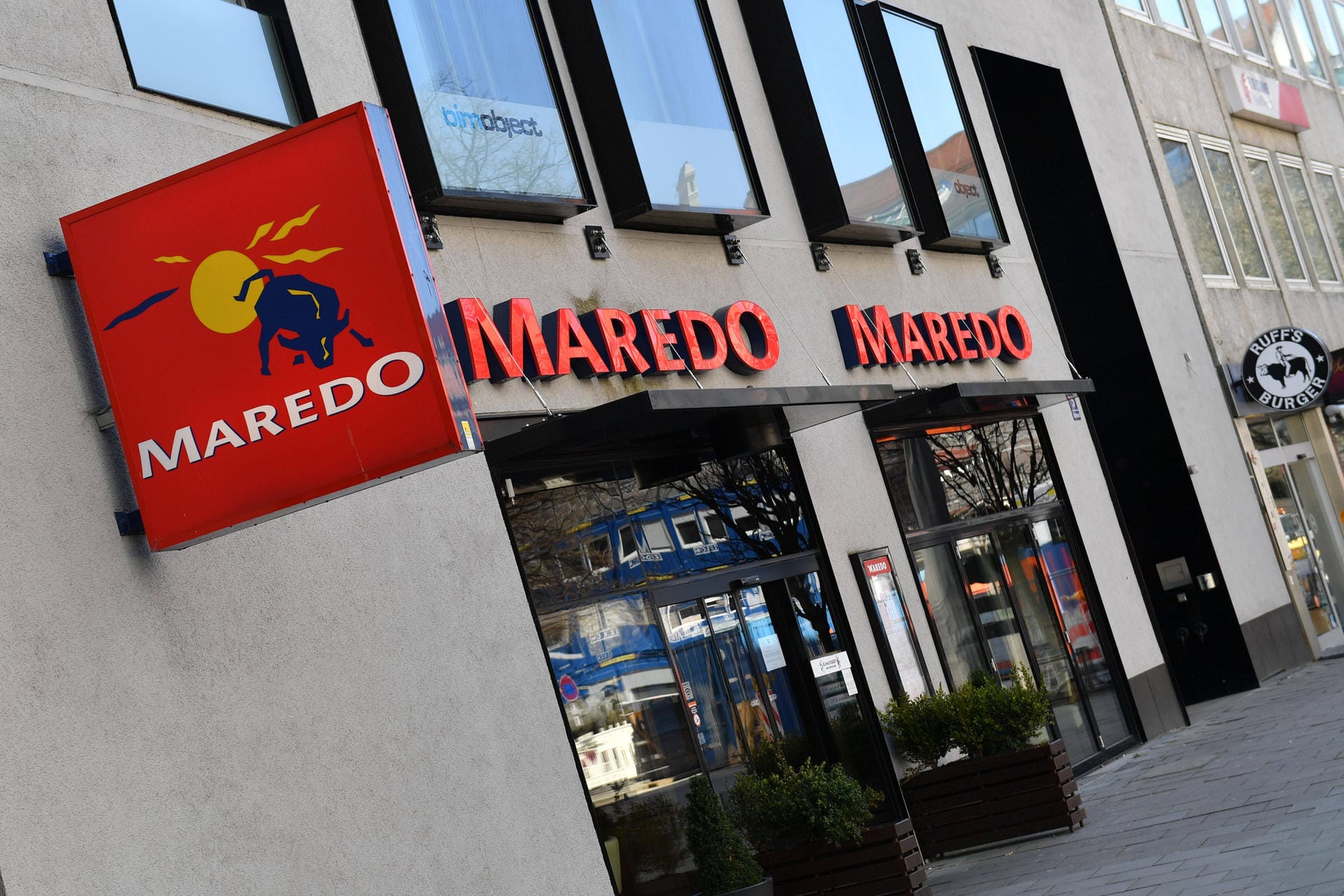 Maredo: Die 1973 gegründete Steakhauskette, die schon vor der Corona-Pandemie unter Druck stand, hatte im März 2020 einen Insolvenzantrag gestellt. Zunächst wurde ein Teil der 35 Restaurants geschlossen und die dort beschäftigten Mitarbeiter wurden entlassen. Im Januar 2021 kam dann das Aus für die verbliebenen 22 Lokale. Im Juli 2021 wurde bekannt: Ein Investor hat die Maredo-Markenrechte gekauft – und will wieder Restaurants unter dem Namen eröffnen.