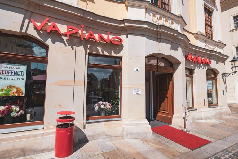 Vapiano: Die Restaurantkette mit überwiegend italienischen Speisen hatte Anfang April 2020 einen Antrag auf Eröffnung eines Insolvenzverfahrens wegen Zahlungsunfähigkeit gestellt. Die Auswirkungen der Corona-Krise waren für das ohnehin rote Zahlen schreibende Unternehmen zu viel. Anfang Juni vergangenen Jahres kaufte ein Investorenkonsortium rund um das ehemalige Vorstandsmitglied Mario C. Bauer 30 der insgesamt 55 Vapiano-Restaurants in Deutschland.