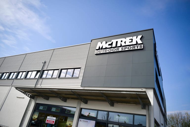 McTrek: Der Betreiber der McTrek-Outdoorläden, die Yeah! AG, hat Anfang April 2020 einen Insolvenzantrag gestellt. Ende Juli hat sich ein Investor gefunden: 31 der rund 40 Filialen können gerettet werden.
