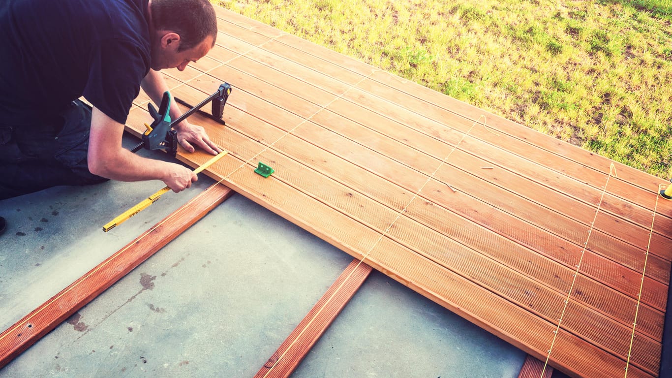 Terrasse: Eine Terrasse aus Holz wertet Ihren Garten auf.