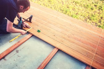 Terrasse: Eine Terrasse aus Holz wertet Ihren Garten auf.