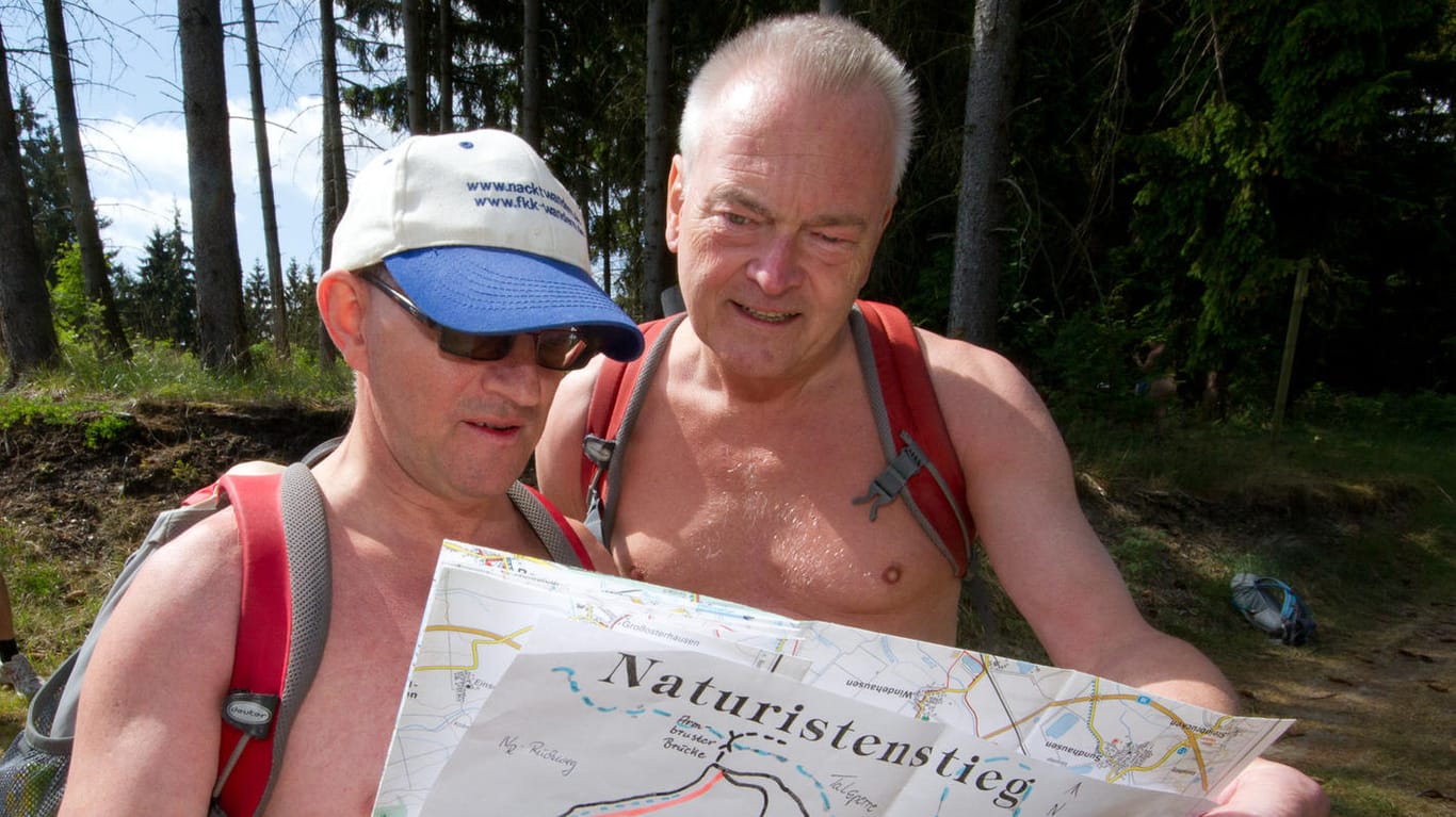 Wanderer studieren die Karte des Harzer Naturistenstiegs (Archivbild): Hier ist seit 2009 Nacktwandern offiziell erlaubt.
