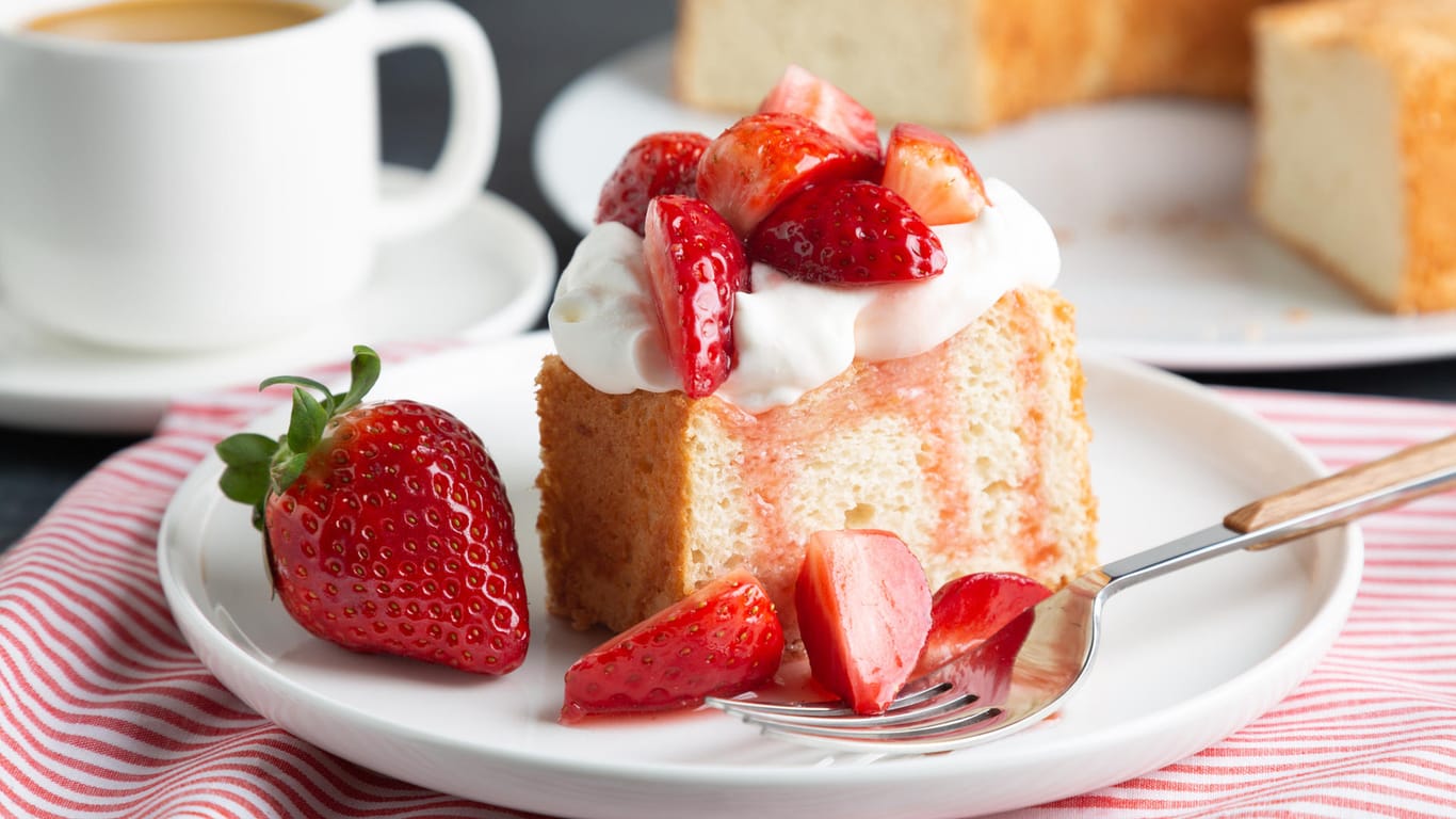 Angel food cake with whipped cream and strawberries