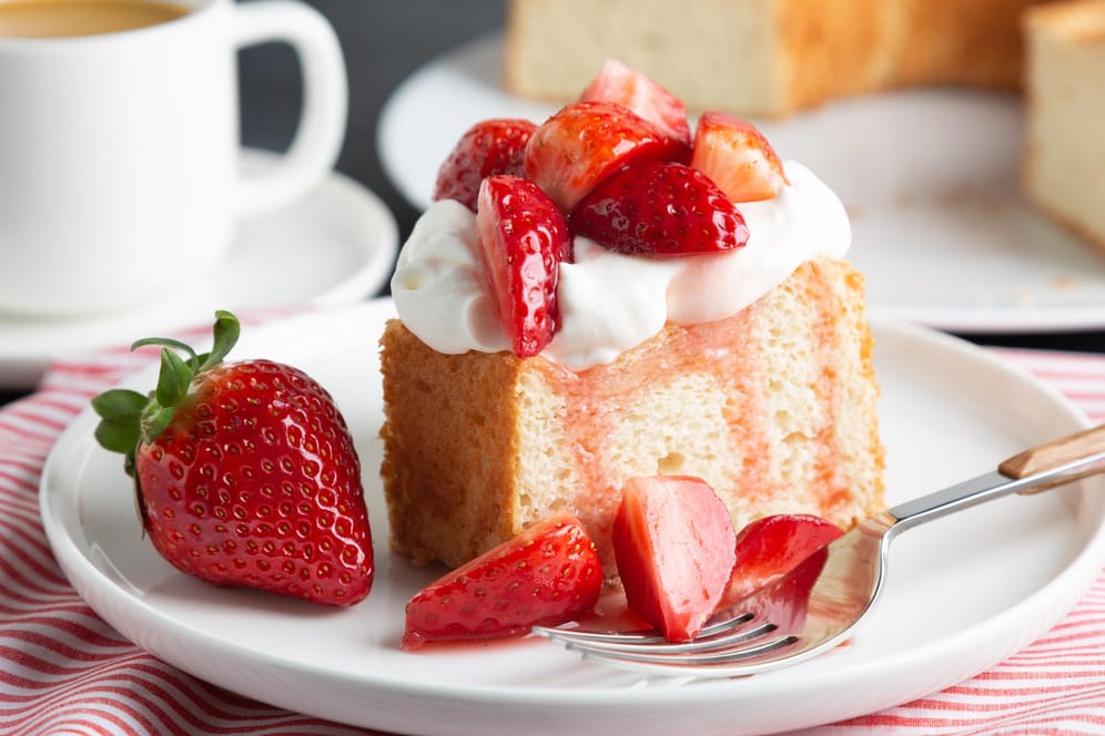 Angel food cake with whipped cream and strawberries
