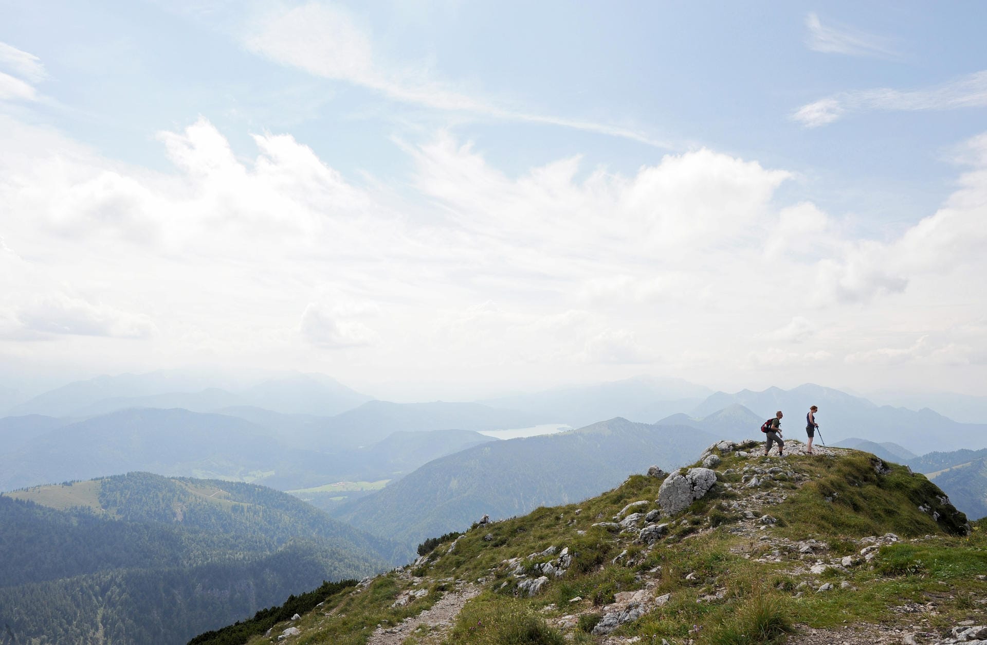 Zwei Wanderer auf dem Gipfel der Benediktenwand: Der Berg liegt auf dem Maximiliansweg, der auf der Grenze zwischen Bayern und Österreich verläuft.