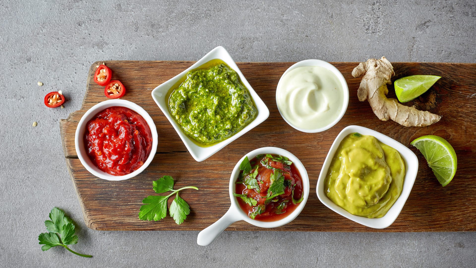 Grill-Dips: Selbstgemachte Dips schmecken besser und sind meist viel gesünder als die gekauften Varianten.