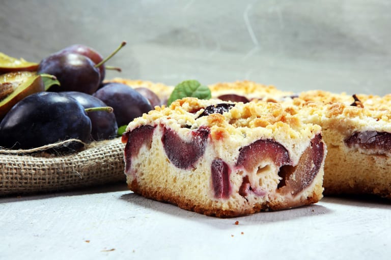 Ein klassisches Beispiel für einen Hefeteig ist Zwetschgenkuchen. Bei diesem Teig ist neben den richtigen Zutaten vor allem Zeit und Muskelkraft gefragt. Werden die Grundregeln beachtet, so gelingt der Kuchen jedoch garantiert: Die Milch für den sogenannten Vorteig darf beispielsweise nicht wärmer als 45 Grad sein, da sonst die zugegebene Hefe zerstört wird. Außerdem sollte man Zugluft unbedingt vermeiden und eine Gehzeit von circa 60 Minuten einplanen.