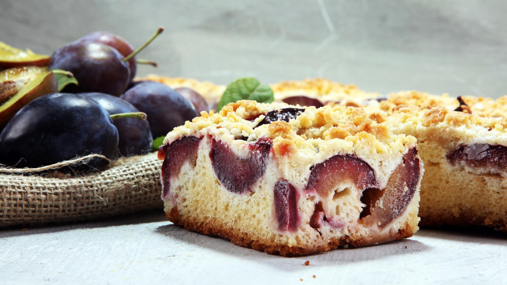 Ein klassisches Beispiel für einen Hefeteig ist Zwetschgenkuchen. Bei diesem Teig ist neben den richtigen Zutaten vor allem Zeit und Muskelkraft gefragt. Werden die Grundregeln beachtet, so gelingt der Kuchen jedoch garantiert: Die Milch für den sogenannten Vorteig darf beispielsweise nicht wärmer als 45 Grad sein, da sonst die zugegebene Hefe zerstört wird. Außerdem sollte man Zugluft unbedingt vermeiden und eine Gehzeit von circa 60 Minuten einplanen.