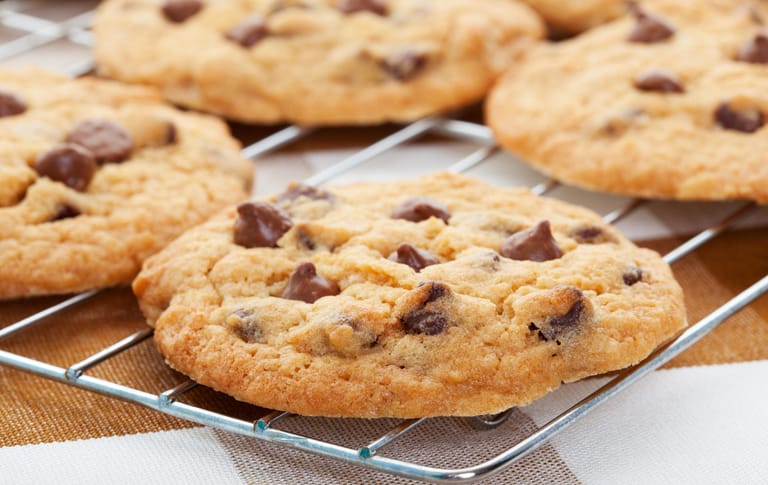 Cookies sind mittlerweile nicht mehr aus dem Süßwarenregal wegzudenken. Selbstgemacht schmeckt allerdings meist noch besser – und das ist gar nicht so schwer. Alles was Sie dazu brauchen sind Butter, brauner Zucker, ein bisschen Salz, Mehl und Eier. Zu dieser Grundmasse können natürlich je nach Geschmack noch Zutaten hinzugefügt werden. Besonders gut eignen sich Schokochips, Nüsse, oder getrocknete Früchte. Mit einem Löffel wird der Teig dann einfach portionsweise auf dem Backpapier verteilt.