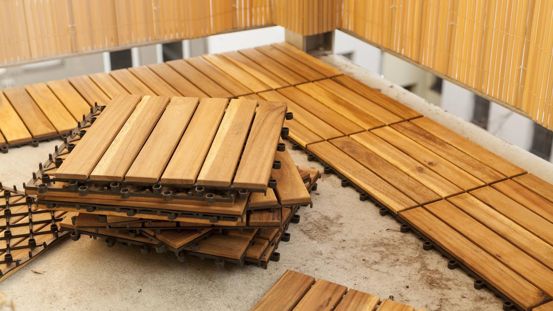 Holzfliesen auf Balkon: Per Klicksystem lassen sie sich einfach verlegen.