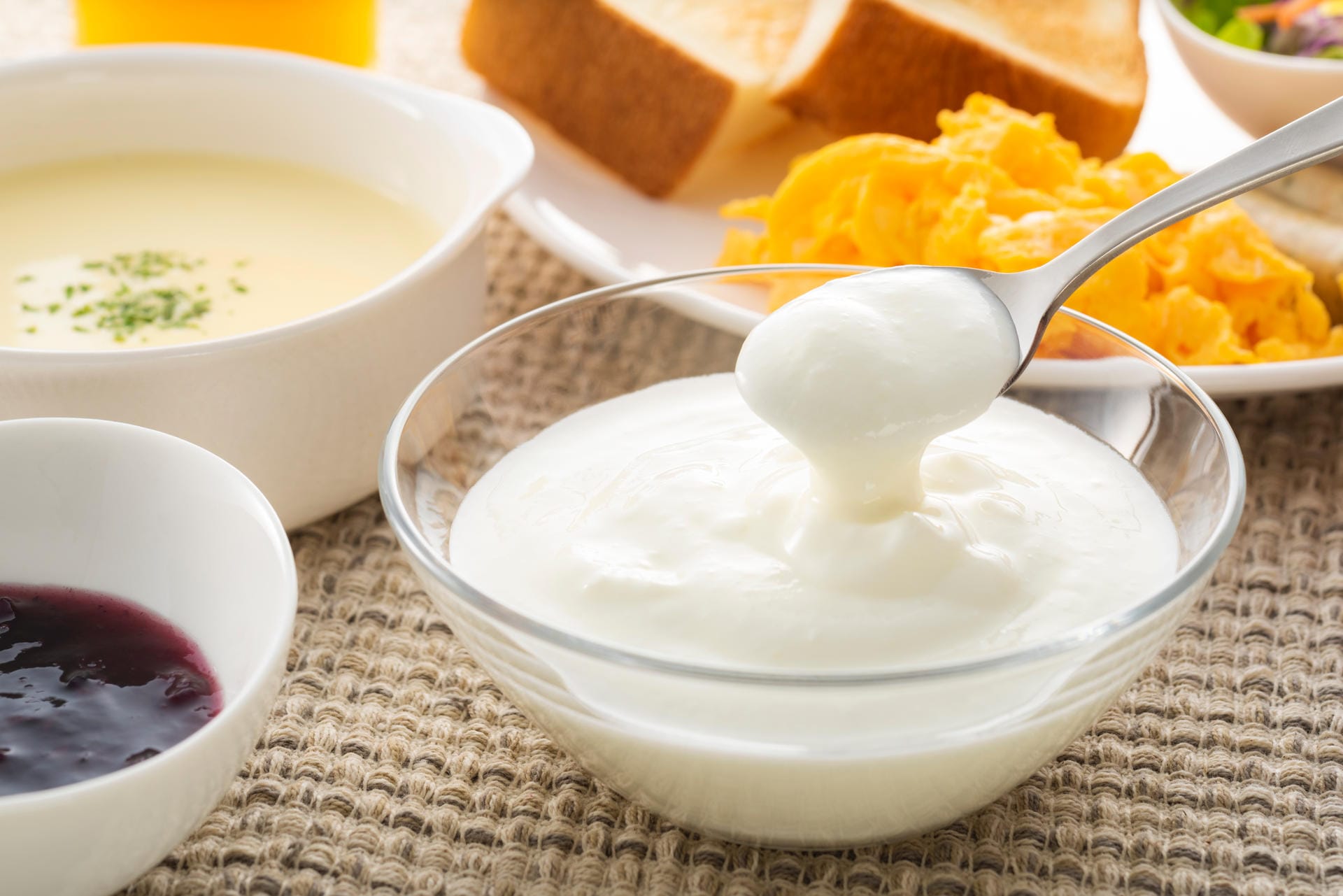 Joghurt: Die gesundheitsfördernde Wirkung des Joghurts beruht auf seinen lebenden Milchsäurebakterien. Die Kulturen sorgen für eine gesunde Darmflora. Zudem ist Joghurt – wie fast alle Milchprodukte – reich an dem Knochenmineral Kalzium. Alternative Milchprodukte sind vor allem Kefir, Dickmilch und Buttermilch, da auch diese lebende Kulturen enthalten.