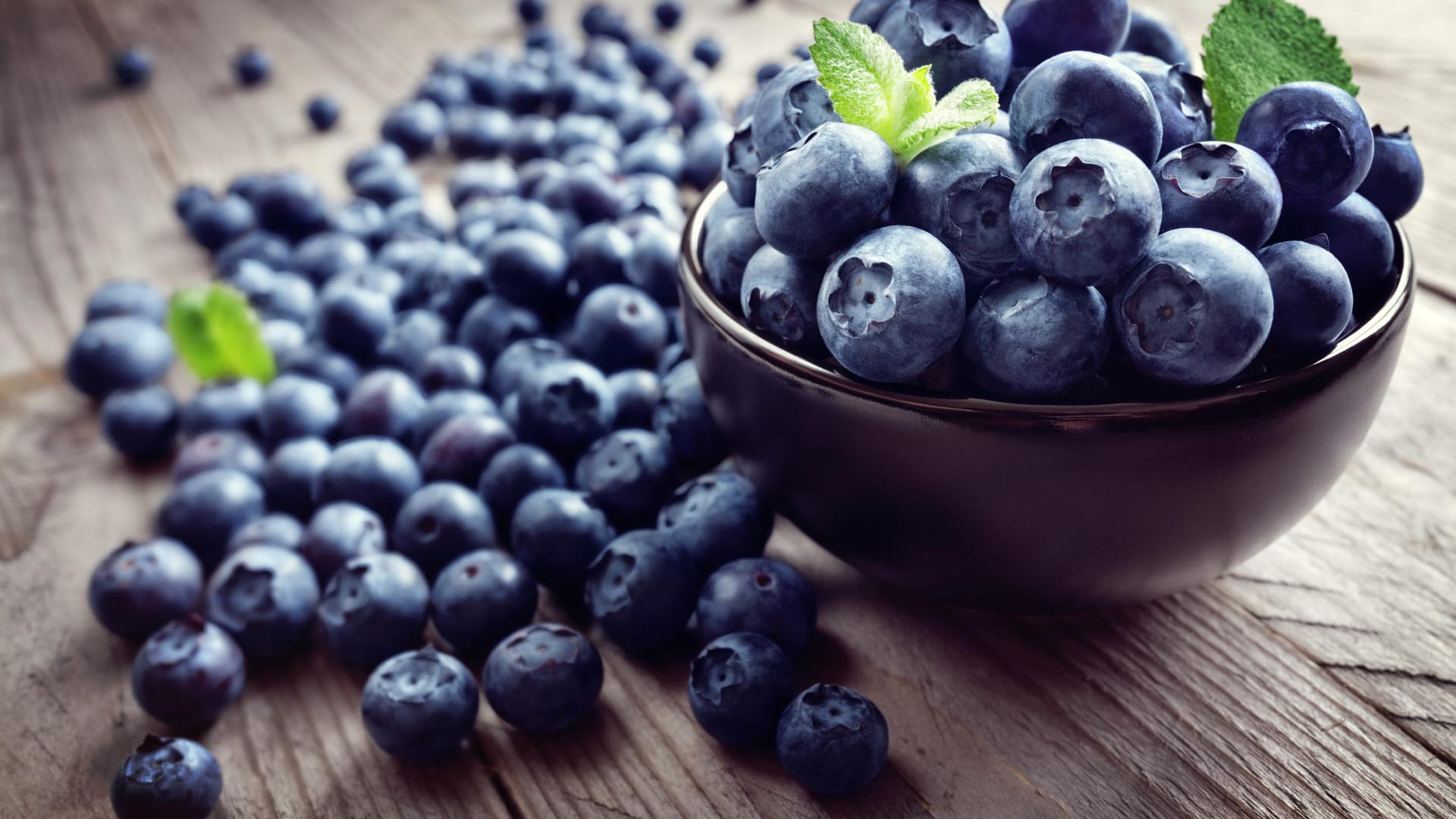 Blaubeeren: Die kleinen Nährstoffbomben sind besonders reich an so genannten Antioxidantien. Das sind Schutzstoffe, die schädliche Stoffwechselprodukte abfangen und so vor Gefäßverkalkung und Krebs schützen. Alternativen sind andere dunkle Beeren- und Obstsorten, zum Beispiel Preiselbeeren, Brombeeren, Kirschen oder rote Trauben.