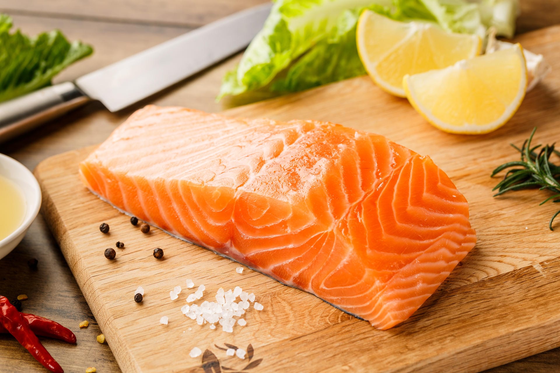 Wildlachs: Er ist einer der besten Lieferanten für die Herz schützenden Omega-3-Fettsäuren. Auch Eiweiß, B-Vitamine und Vitamin D sind reichlich enthalten. Alternativ kann man zu anderen Kaltwasserfischen wie Heilbutt, Thunfisch, Sardinen oder Hering greifen.