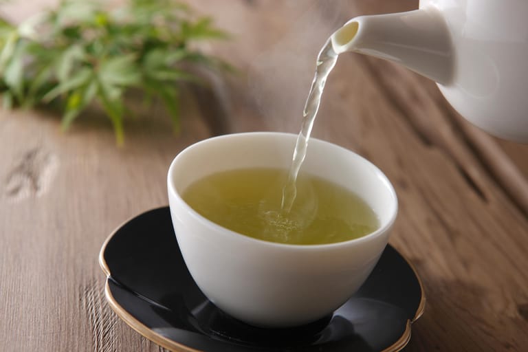 Grüner Tee: Forscher bestätigen die gesundheitsfördernde Wirkung des Heißgetränks. Der hohe Gehalt an Flavonoiden soll das Schlaganfallrisiko senken, vor Krebs und sogar vor Alzheimer schützen.